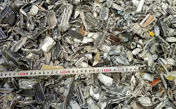 Dual Shredding System for Controllable Output Sistema de trituración dual para salida controlable