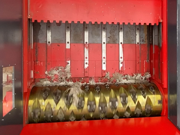 La estructura del empujador de material empuja el material