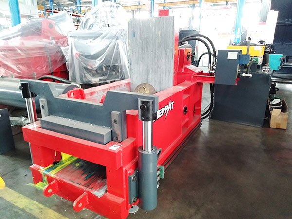 La prensa balas de chatarra de hierro AMB-L2014-250 ayuda al cliente de Brasil a operar de manera eficiente