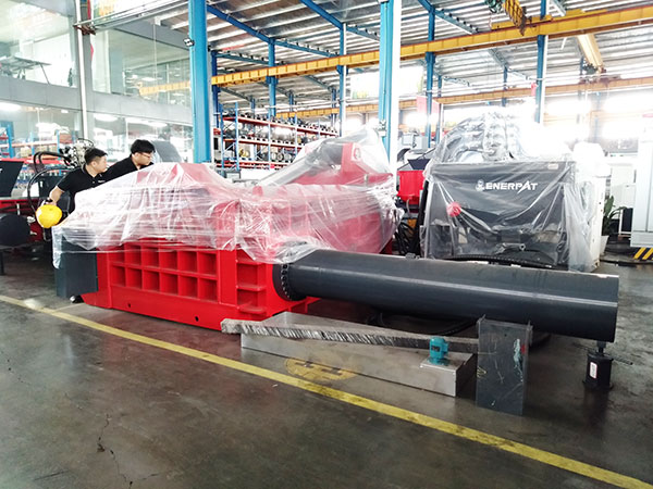 La máquina empacadora de chatarra AMB-L2014-250 ayuda al cliente en México a operar de manera eficiente