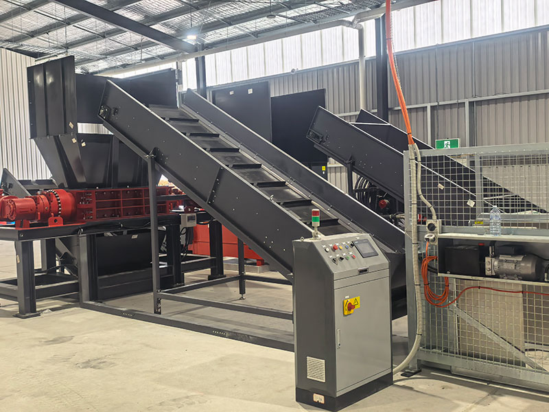 Empacadora de chatarra de metal ENERPAT AMB-H2014-250 y trituradora de doble eje MSB-E1200 instaladas