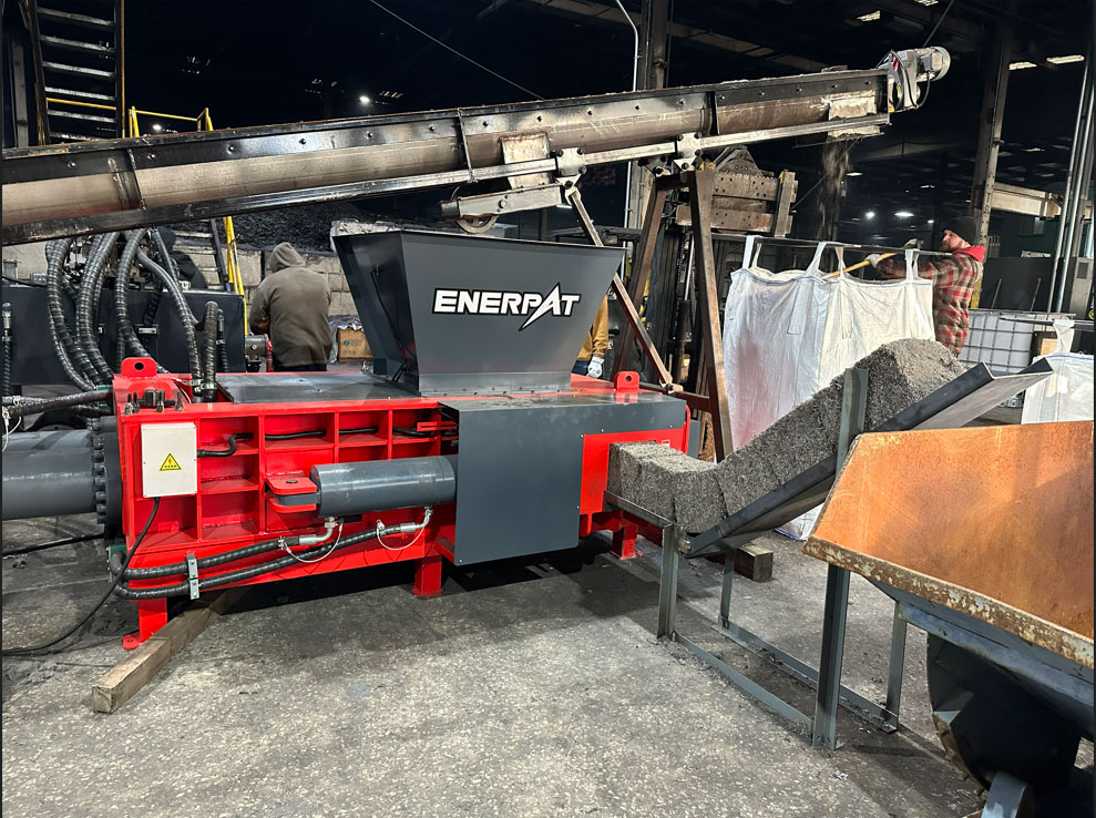 Empacadora de metal autom&aacute;tica estilo tolva